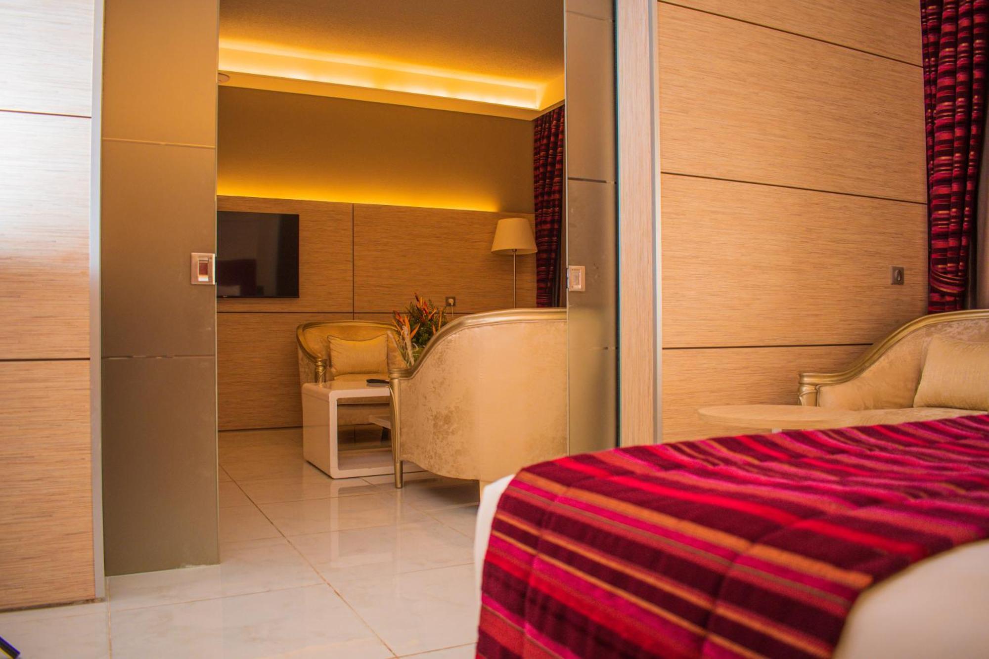 Hotel Sarakawa Ломе Екстер'єр фото