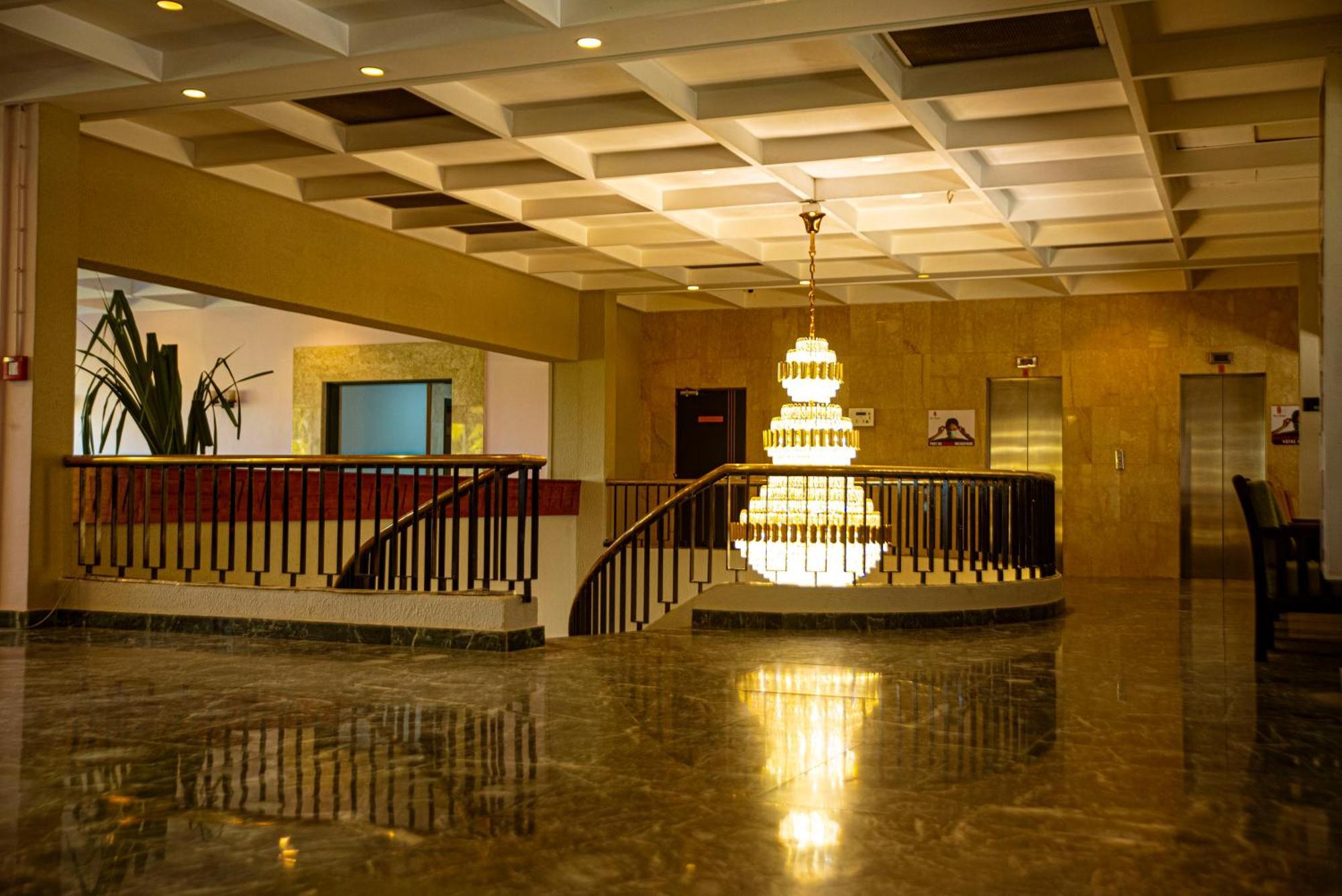 Hotel Sarakawa Ломе Екстер'єр фото