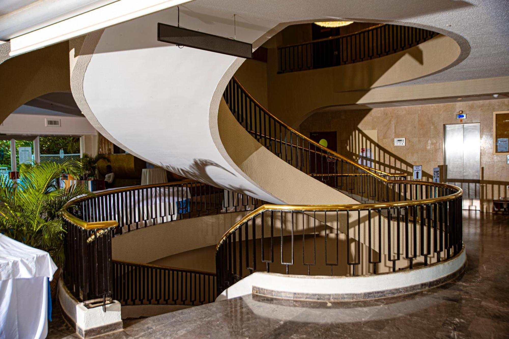 Hotel Sarakawa Ломе Екстер'єр фото